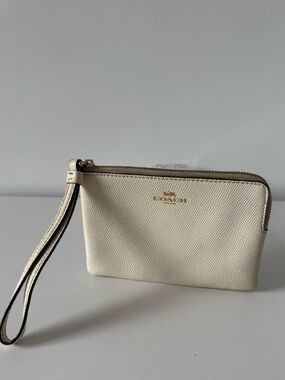 Coach Wristlet Pebbled Leather Cream
